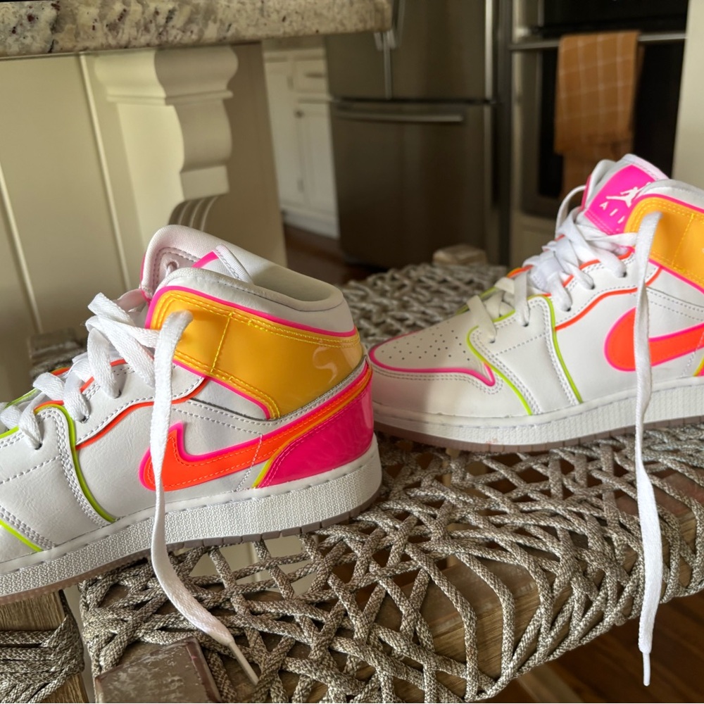 Nike Jordan 1 Mid Edge Glow